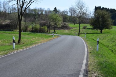 Kırsalın ortasında boş asfalt yol