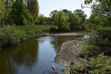 Su baskınından önceki küçük nehir Ahr.