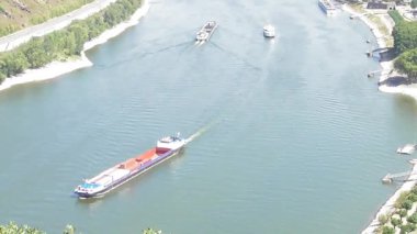 Hava akımı sırasında Ren 'de kargo gemileri