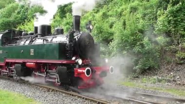 Çalışan bir buhar treni motorunun önünde