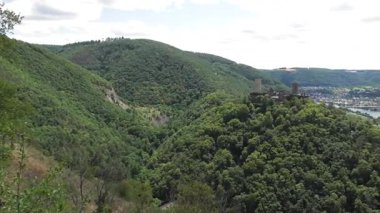 Brodenbach yakınlarında Burg Thurant ile Mosel Vadisi 'nin karşısı