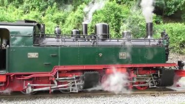 buhar treni motoru kalkışa hazırlanıyor.