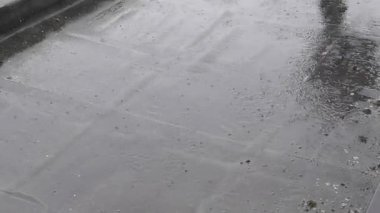 Düz bir çatıda sağanak yağmur