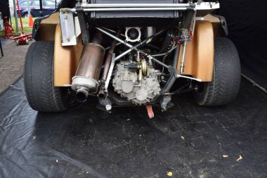 1980 'lerde bir B grubunun ralli arabasının arkasında büyük tekerlekler ve araba motoru vardı.