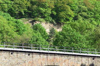 Demiryolu köprüsünün arkasındaki uçurum yıkılıyor.