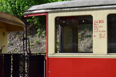 Tren vagonlu eski moda bir tren.