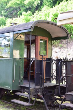 Dağlardaki eski ahşap tren.