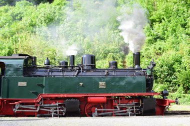 Yolda eski bir lokomotif