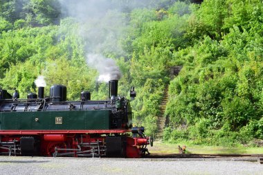 buhar lokomotifi, hareket etmeye başlıyor