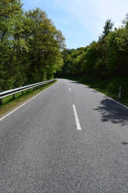 Dağlarda boş asfalt yol