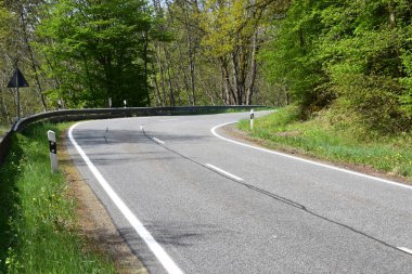 Tepedeki asfalt eğrisi