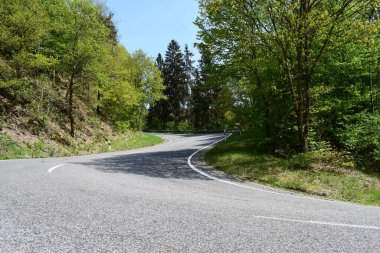 dağlarda yaz aylarında yol