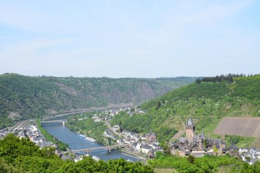 Eifel tarafındaki tepelerden Cochem manzarası
