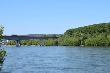 Ren nehri boyunca otoban köprüsü