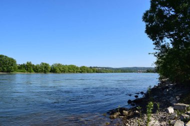 Baharda geniş mavi Ren nehri