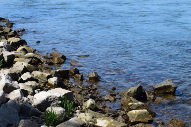 Nehir kıyısındaki taşlar