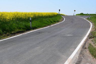 Kırsal kesimde boş yol eğrisi