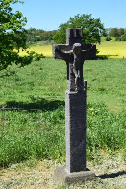 Tarlalarda çarmıhta bir haç