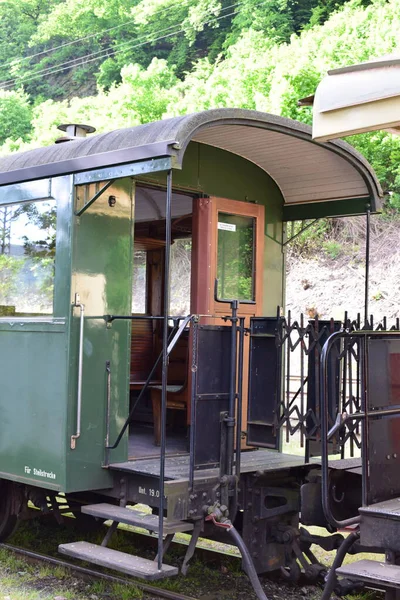 Dağlardaki eski ahşap tren.