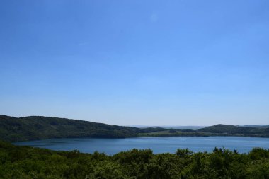 Eifel dağlarında güzel manzara Laacher ile birlikte.