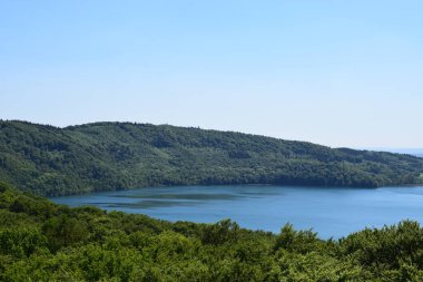 Kulenin tepesinden Laacher 'a bak.