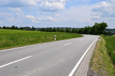 Güzel manzaralı bir yol.