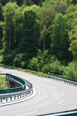 Bir yaz günü dağlarda boş bir köprü eğrisi.