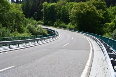 Dağlarda boş asfalt yol eğrisi