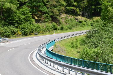 dağlarda karayolu ve yol