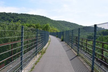 Çitli boş bir yolun güzel bir görüntüsü.