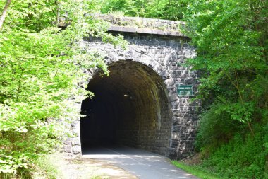 Eski bir demiryolu hattının eski taş tüneli, şimdi bisiklet yolu.