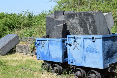 Büyük siyah levha treni.