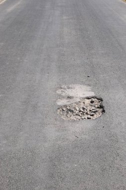 Derin delikli asfalt yol