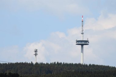 Ormanın üzerindeki kuleler, eski televizyon ve modern internet vericisi.