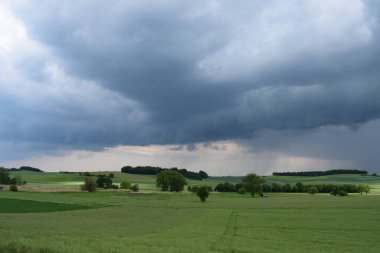 Yeşil bir alanda fırtına bulutları