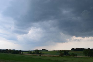 Yazın yağmurdan önce büyük bir karanlık olan kara fırtına bulutları.