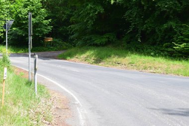 Virajlı bir yolun görüntüsü