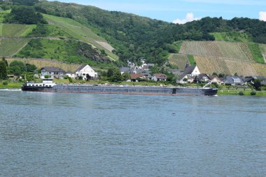 Ren 'de isimsiz bir kargo gemisi