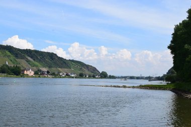 Kumlu bir adada dalgaları kırmak için taş çizgileri olan Ren.