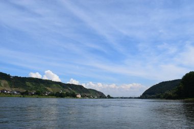 Leutesdorf yakınlarındaki Ren nehrinin üzerinde mavi gökyüzünde beyaz çizgiler.