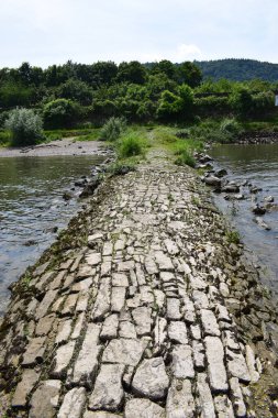 Nehirdeki taş köprü