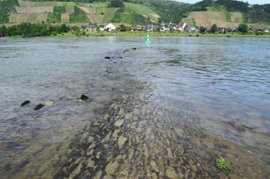 Su altında yolu olan bir nehir.