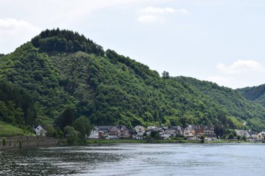 Güneyde Brodenbach adında bir köyü olan Mosel Vadisi