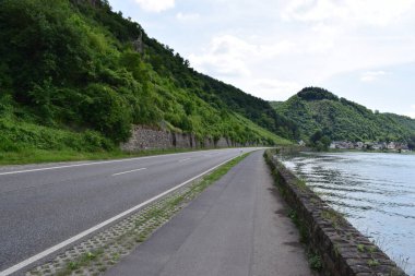 Nehre giden yolun manzarası Mosel