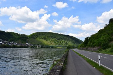 Mosel nehri ve su seviyesi yolu.