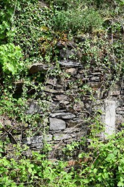 Parkta kocaman taş bir duvar var.