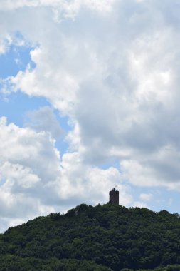 Tepesinde yıkıntı kulesi olan Eifel volkanı, Olbrueck.