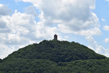 Olbrueck harabelerinin kulesi Eifel 'in volkan tepesinde.