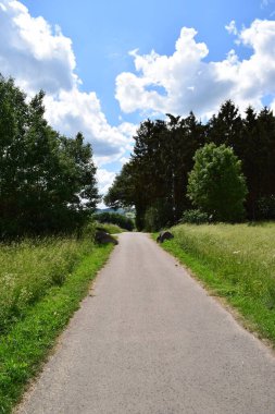 Kırsalda dar bir yol var.