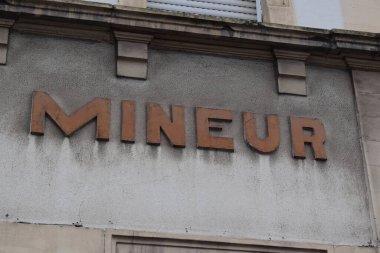 Mineur, eski kapalı bir binada madencilik mirası.